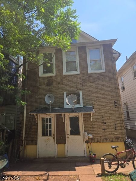 Exterior, Facade, Brick Facade, Rowhouse
