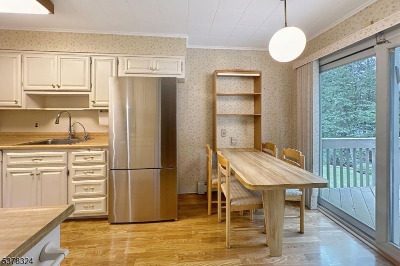 Dining room, Interior, Kitchen, Pendant Lights, Wood Texture Flooring