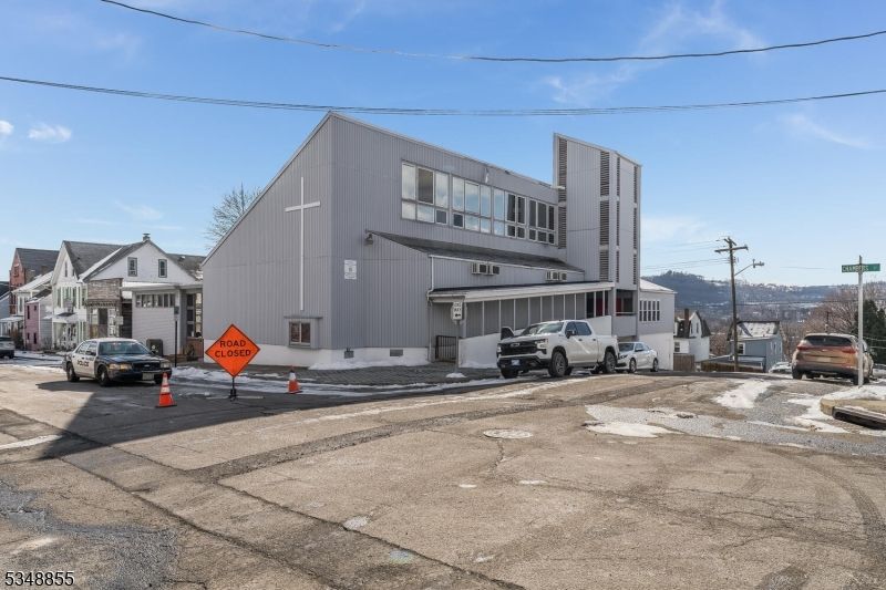 Exterior, Facade, Modern