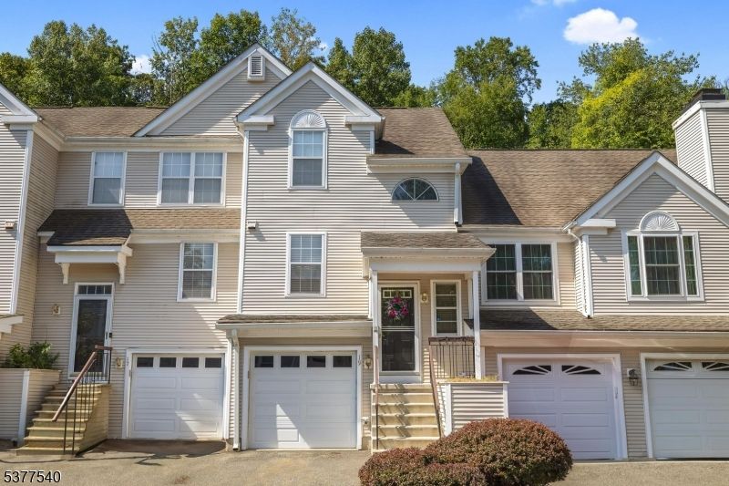 Attached, Exterior, Facade, Rowhouse