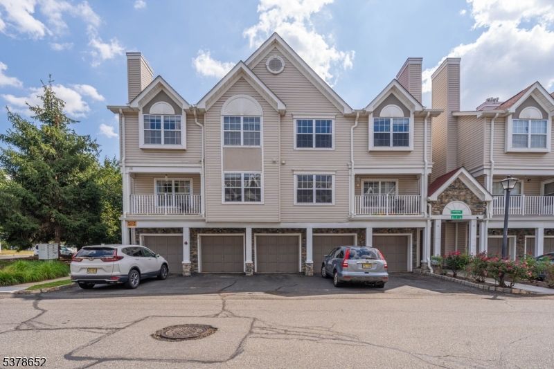 Attached, Exterior, Facade, Rowhouse