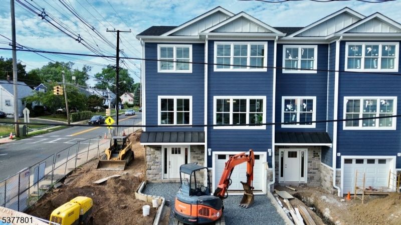 Attached, Exterior, Facade, Rowhouse
