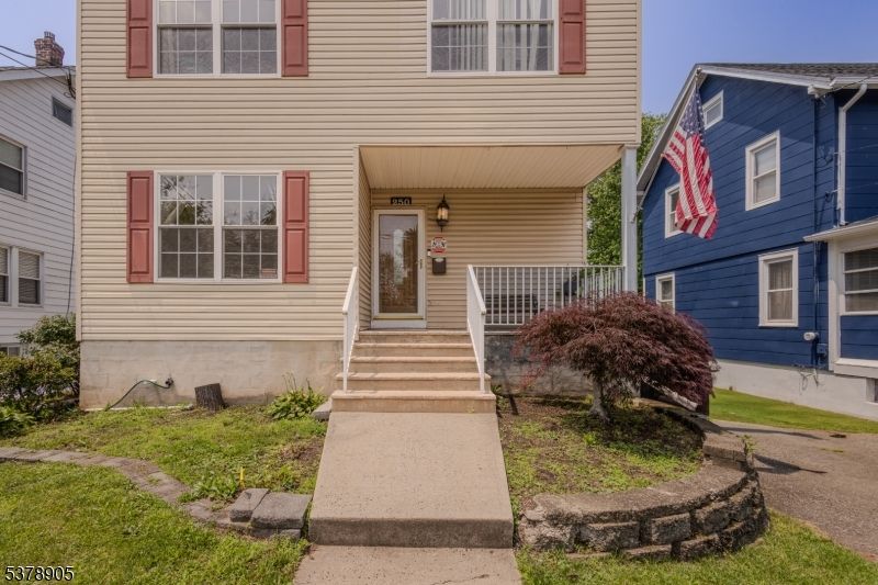 Exterior, Facade, Rowhouse