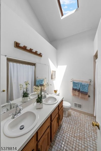 Bathroom, Dual Sink Vanities, Interior