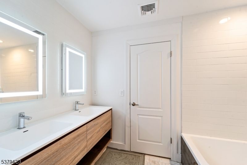 Bathroom, Dual Sink Vanities, Interior, Recessed Lighting