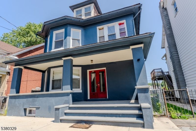 Exterior, Facade, American Foursquare