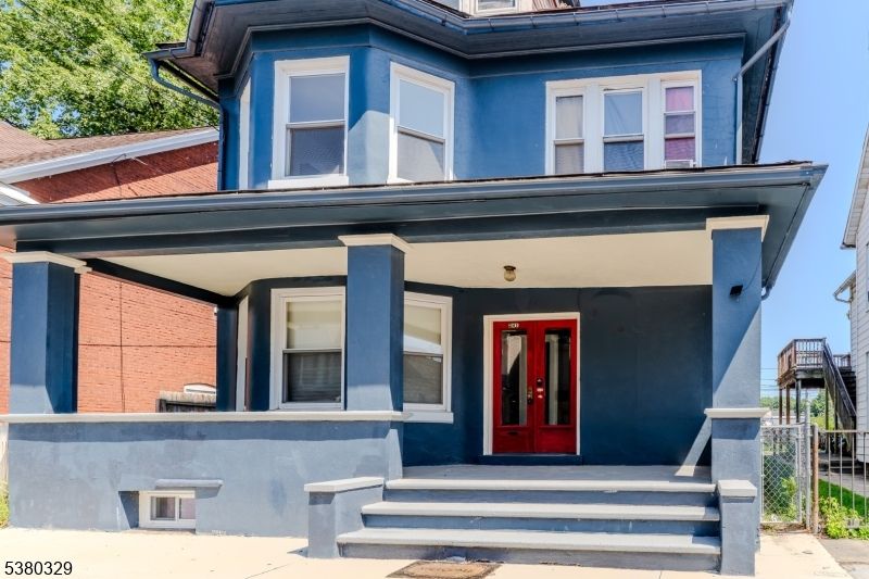 Exterior, Facade, American Foursquare