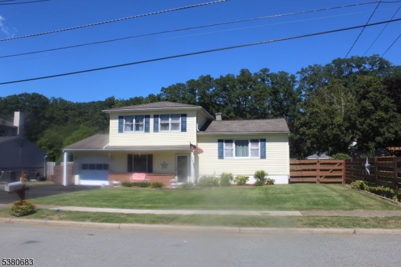 Attached, Exterior, Facade, Split Level