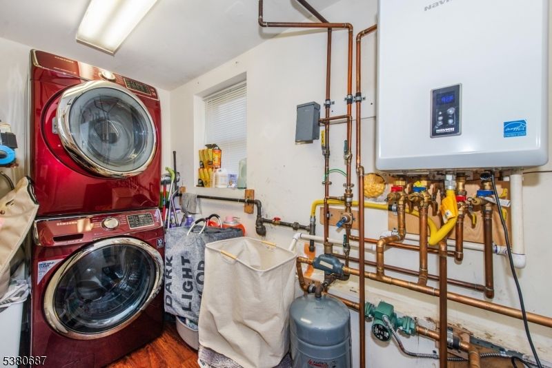 Interior, Washer, Wood Texture Flooring