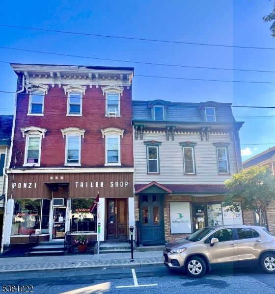 Exterior, Facade, Rowhouse