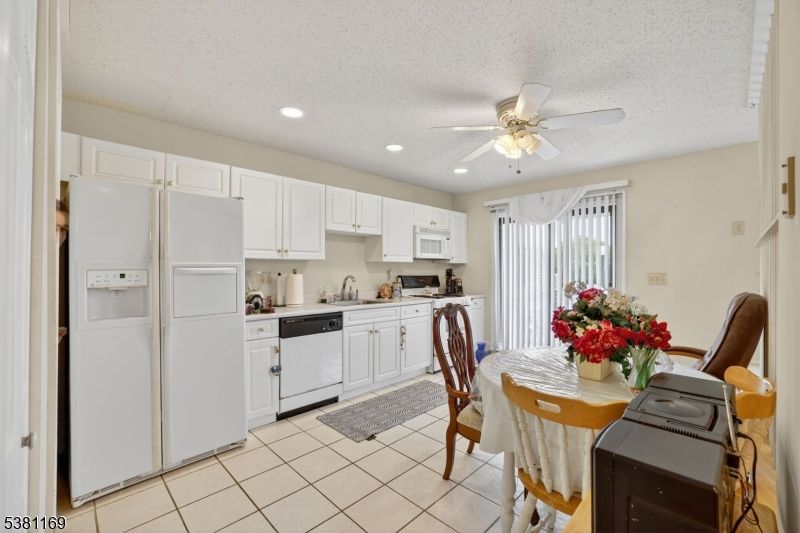 Dining room, Interior, Kitchen, Recessed Lighting