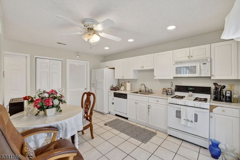 Dining room, Interior, Kitchen, Recessed Lighting