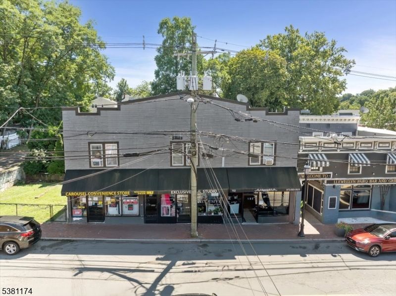 Exterior, Facade, Modern