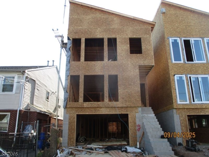 Exterior, Facade, Rowhouse