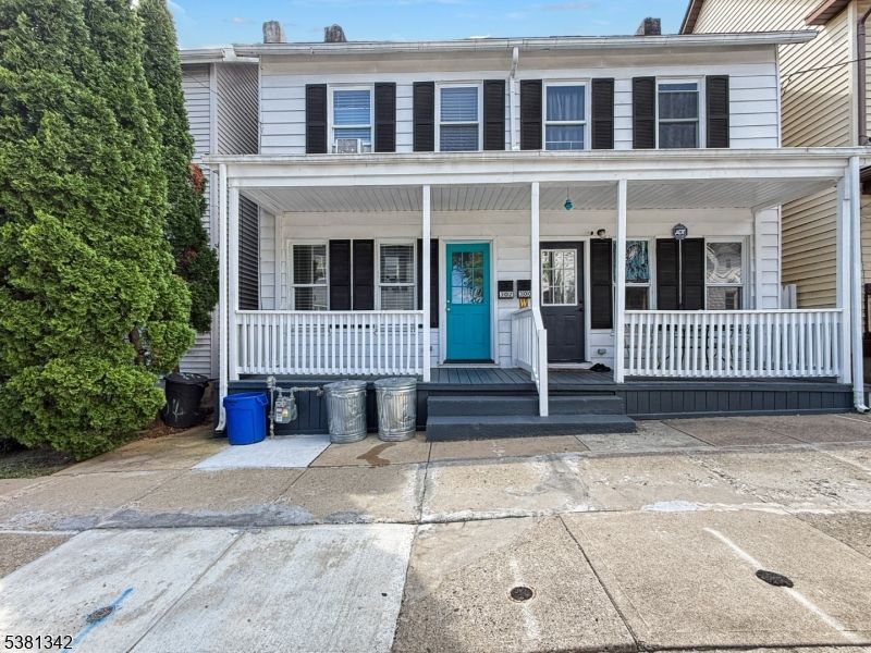 Exterior, Facade, American Foursquare