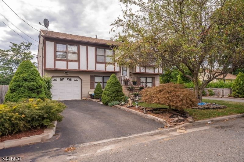 Attached, Exterior, Facade, Split Level