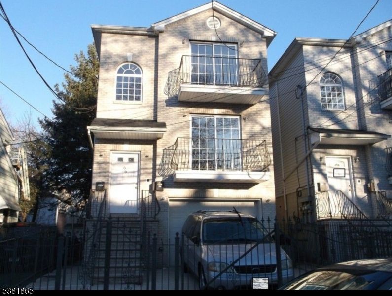Exterior, Facade, Brick Facade, Rowhouse
