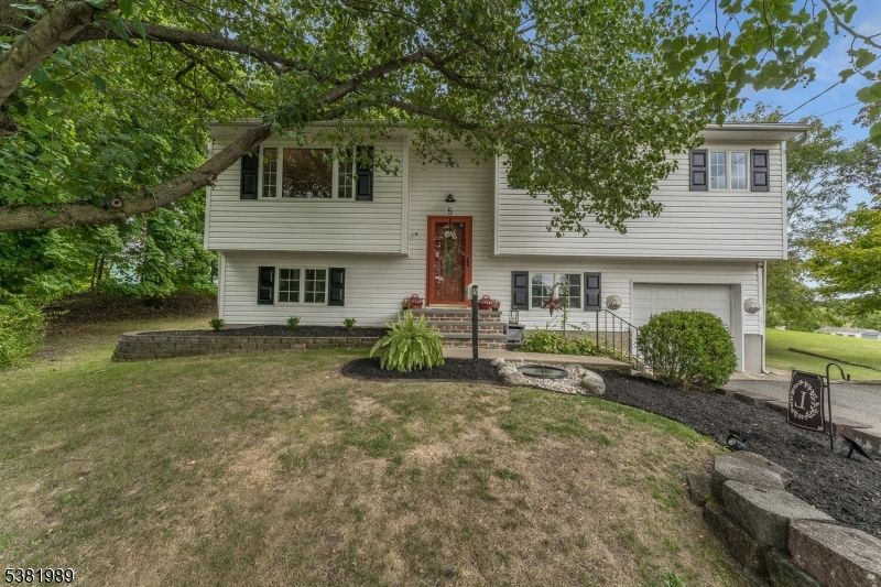 Attached, Exterior, Facade, Raised Ranch