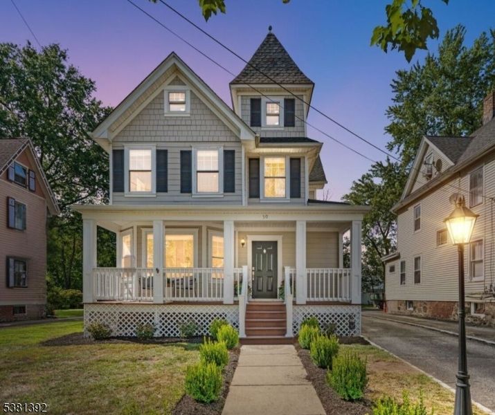 Exterior, Facade, Queen Anne Victorian
