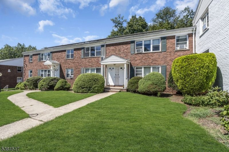 Exterior, Facade, Brick Facade, Georgian