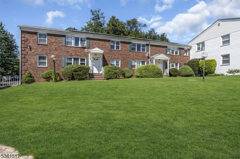 Exterior, Facade, Brick Facade, Georgian