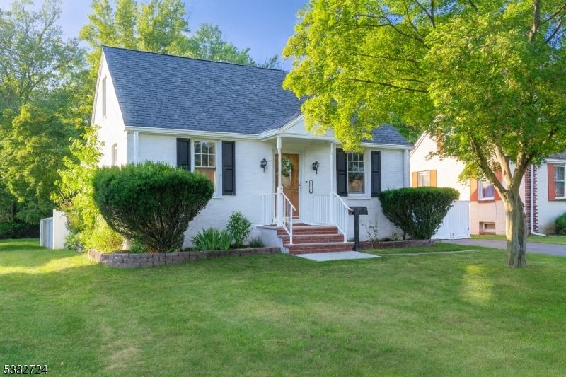 Exterior, Facade, Cape Cod