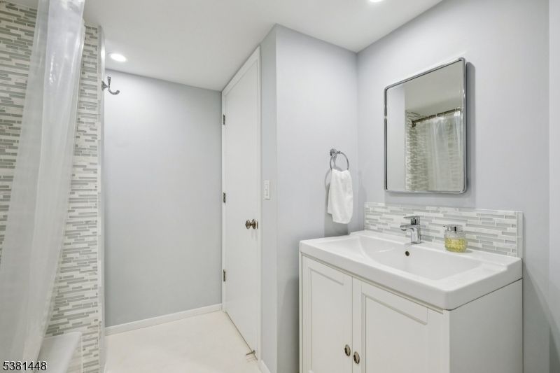 Bathroom, Interior, Recessed Lighting