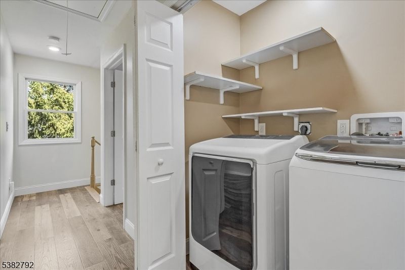 Interior, Recessed Lighting, Washer, Wood Texture Flooring