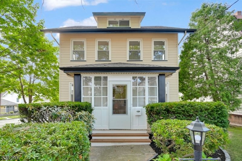 Exterior, Facade, American Foursquare