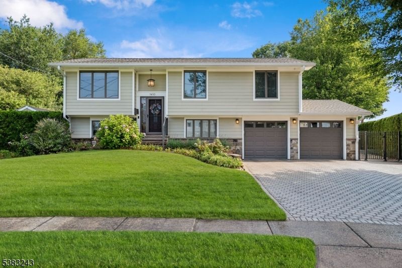 Attached, Exterior, Facade, Raised Ranch