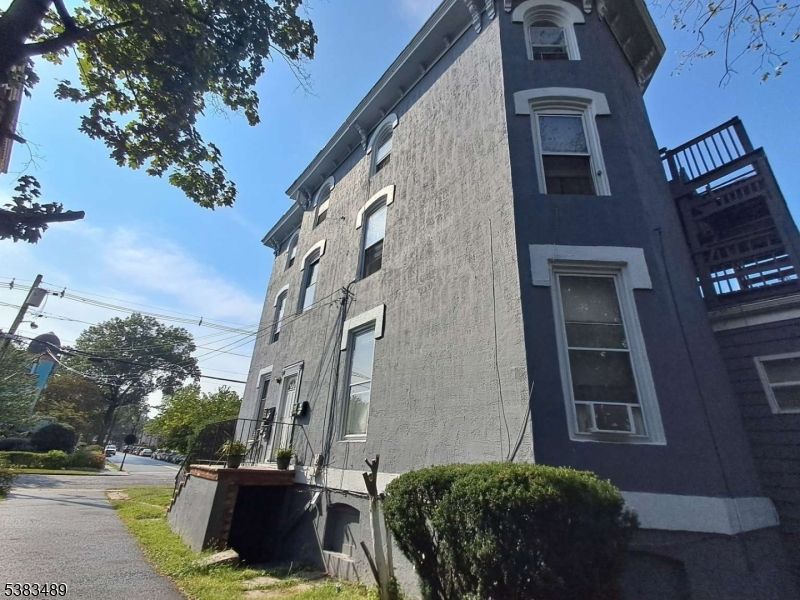 Exterior, Facade, Rowhouse