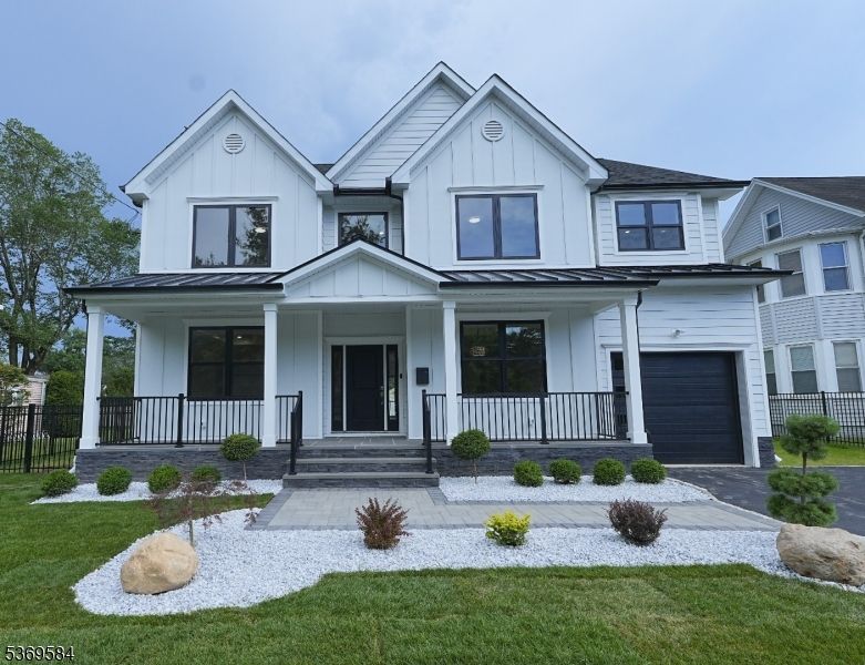 Attached, Exterior, Facade, Farmhouse