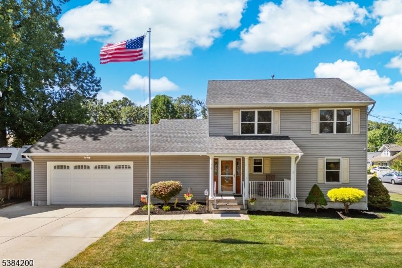 Attached, Exterior, Facade, Cape Cod
