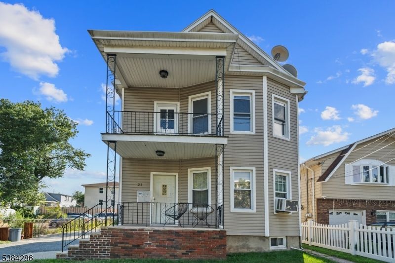 Exterior, Facade, Queen Anne Victorian