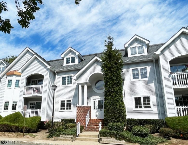Exterior, Facade, Rowhouse