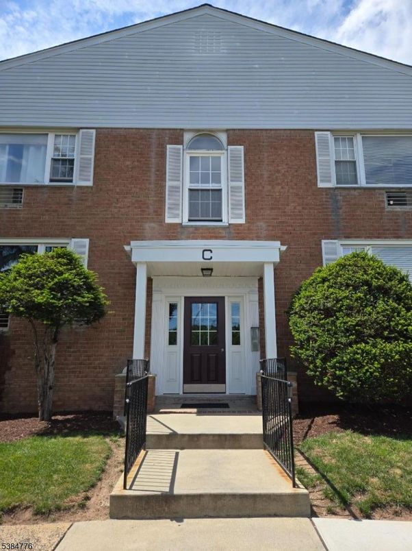 Exterior, Facade, Brick Facade, Georgian