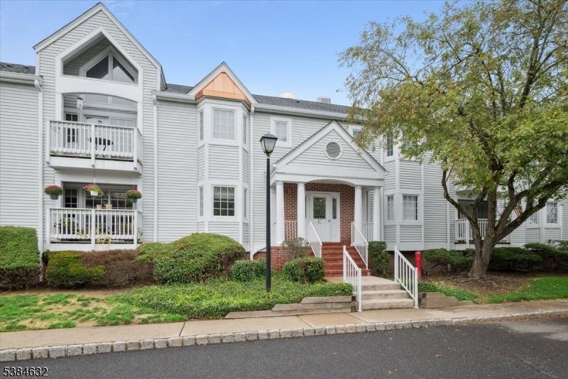 Exterior, Facade, Brick Facade, Queen Anne Victorian