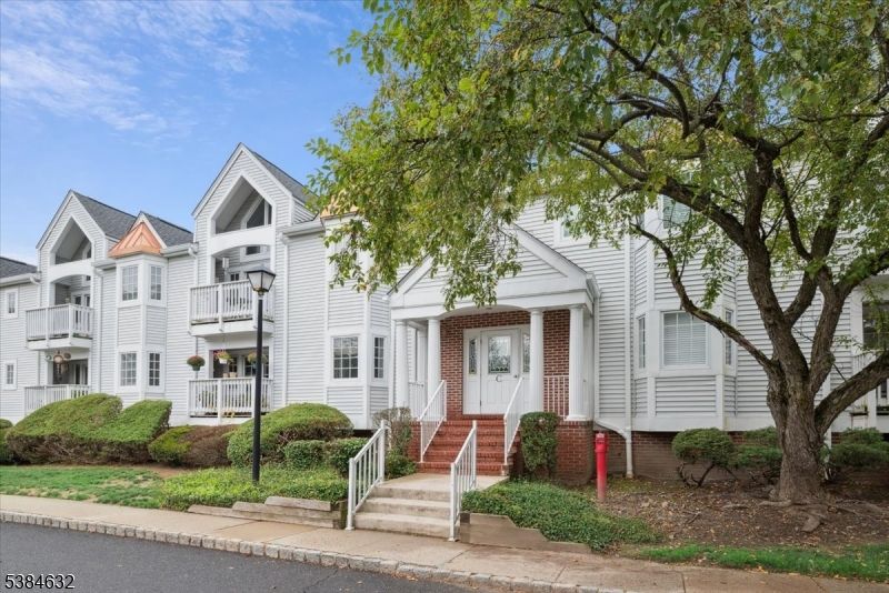 Exterior, Facade, Brick Facade, Queen Anne Victorian