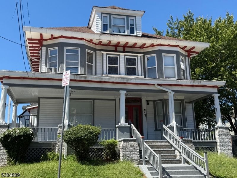 Exterior, Facade, American Foursquare