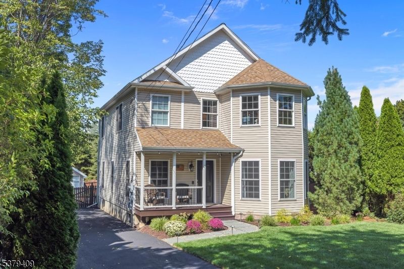 Exterior, Facade, Queen Anne Victorian