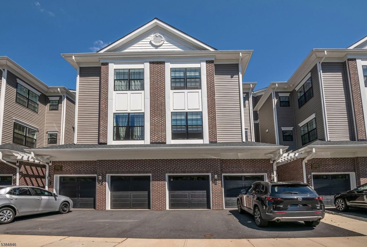 Attached, Exterior, Facade, Brick Facade, Queen Anne Victorian
