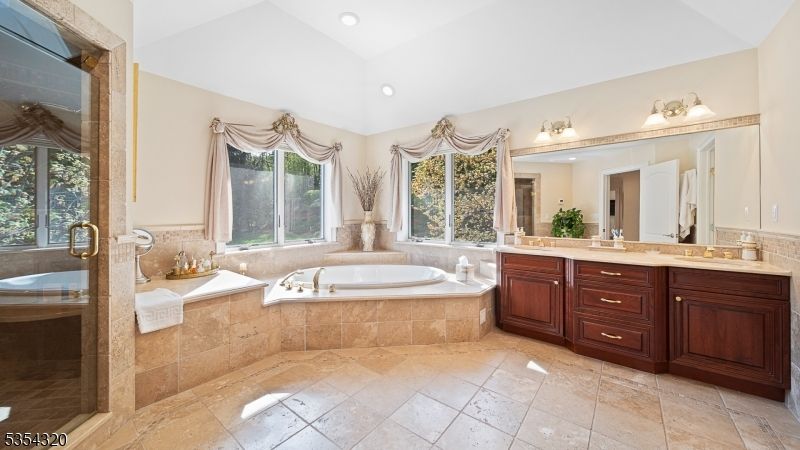 Bathroom, Dual Sink Vanities, Interior, Recessed Lighting