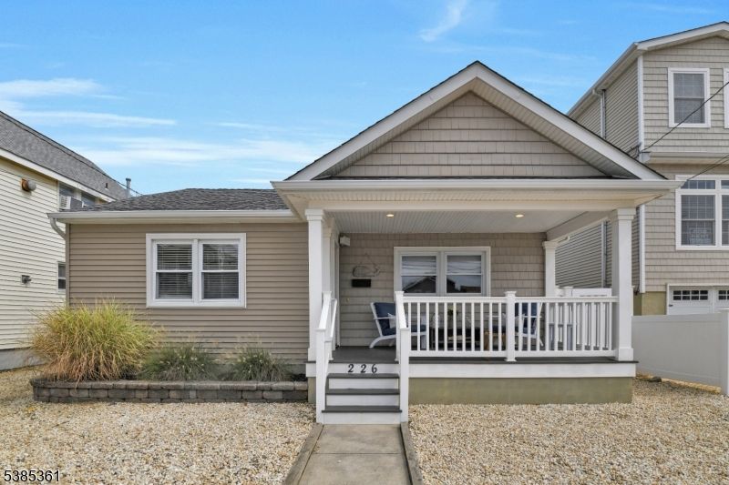 Exterior, Facade, American Craftsman