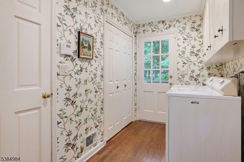 Interior, Recessed Lighting, Washer, Wood Texture Flooring