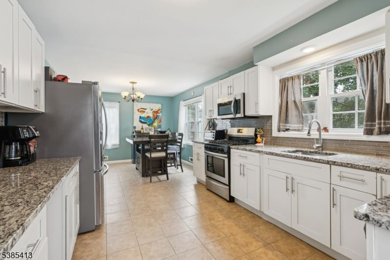 Chandelier, Dining room, Interior, Kitchen, Recessed Lighting, Stainless Steel Appliances