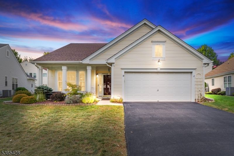 Attached, Exterior, Facade, Ranch