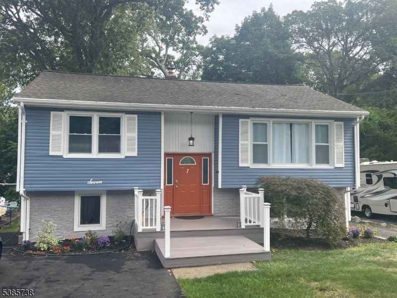 Exterior, Facade, Raised Ranch