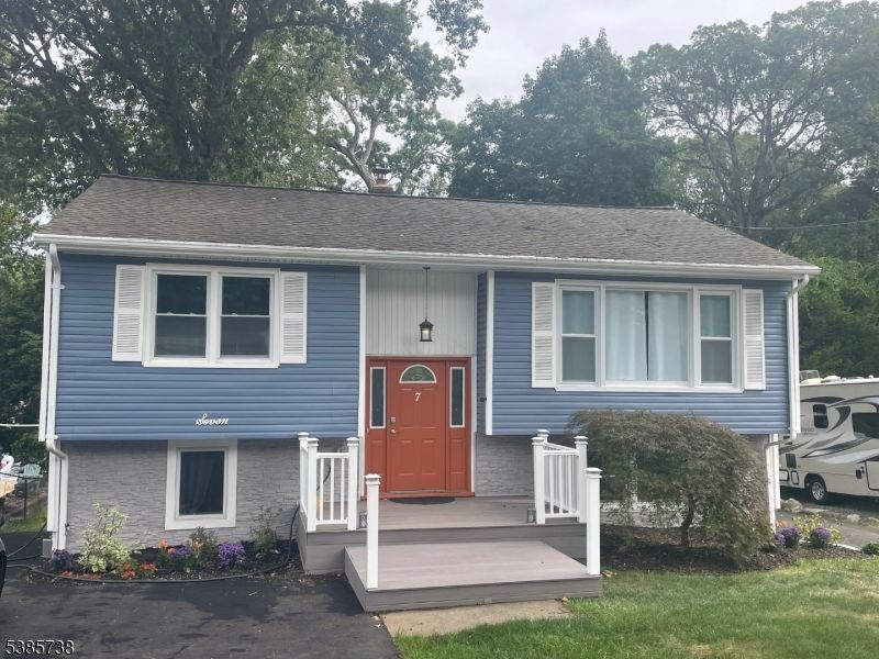 Exterior, Facade, Raised Ranch