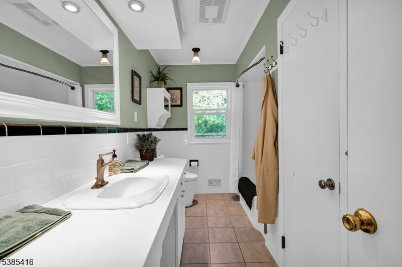 Bathroom, Interior, Recessed Lighting