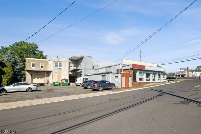 Exterior, Facade, Modern